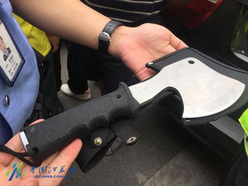 宝马司机遇小事故抗拒执法 驾驶室内暗藏斧头