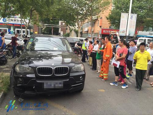 宝马司机遇小事故抗拒执法 驾驶室内暗藏斧头