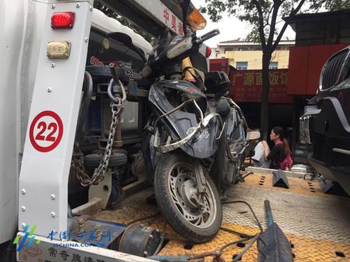 宝马司机遇小事故抗拒执法 驾驶室内暗藏斧头