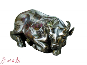 战国 错银牛镇子