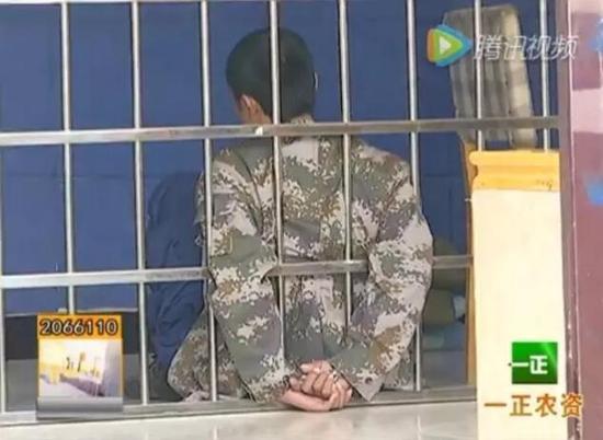 嫌疑人叶某:早上出来拿着这个东西本来想换点钱结果运气背碰上民警了被抓了我也真不知道警察同志还管这个要是知道我也不会在家弄些这来卖