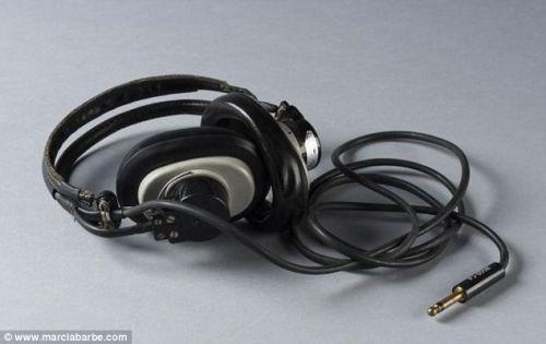 资料图：飞机上的耳机。