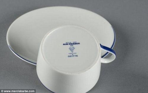 资料图：飞机上的餐具。