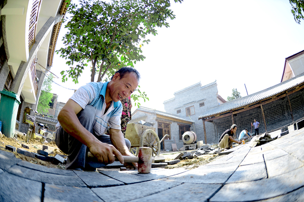 005.jpg南街村的庭院铺砖，美了环境，乐了村民。