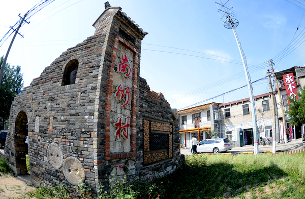 003.jpg充满乡土气息和本土文化的村标就是入村见到的第一道风景。