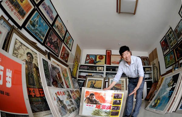 0023.jpg电影小镇的灵魂是人物魏孝先在给客人介绍自己收藏的电影海报