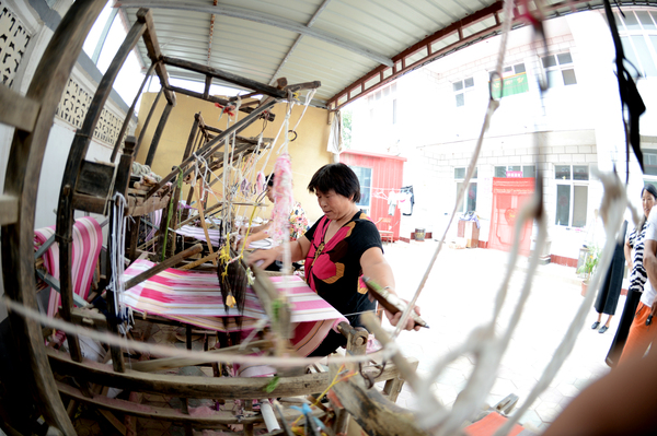 0040南井寨因家家织布而闻明，被称作布艺小镇的特色乡村