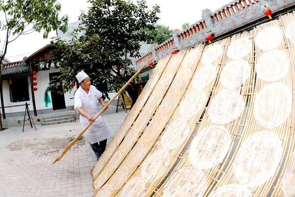 0031四留固村，农民自己兴办的红星粉皮场制作的手工粉皮让农民尝到了特色美食带来的好收入