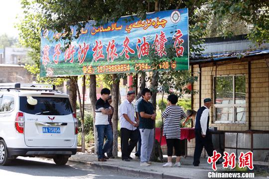 每天前来买馕的人在馕炕前排队?！⊥跣【?摄