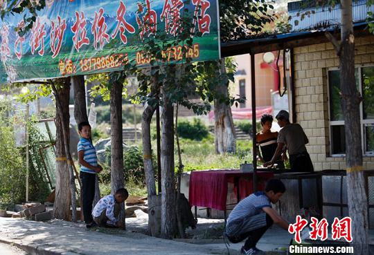 如今沙拉依冬？巴吾冬当起了老板，雇佣四个小伙干活?！⊥跣【?摄