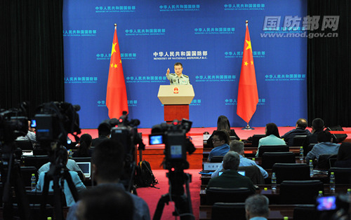 国防部新闻局局长、国防部新闻发言人杨宇军大校答记者问。李爱明 摄