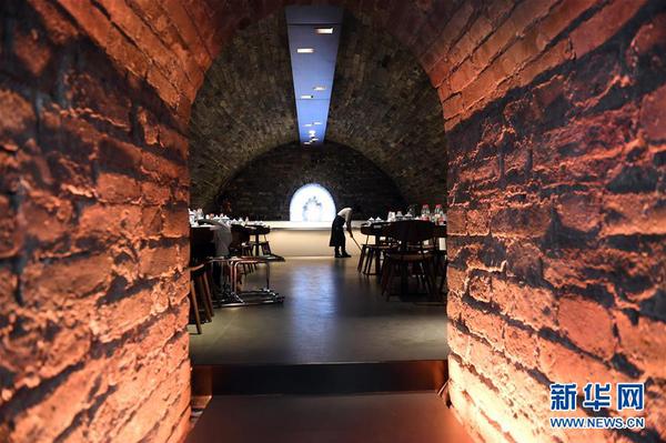 9月29日，在由冰窖改成的餐厅内，服务员打扫卫生。新华社记者 金良快 摄