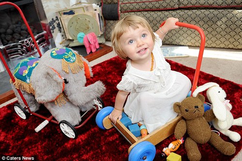 在他们的女儿出生之后，这对夫妇也将自己的孩子打扮成了40年代的风格，并且她所有的玩具也都是那个年代的产物。