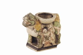 图1:金代红绿彩武士牵狮俑