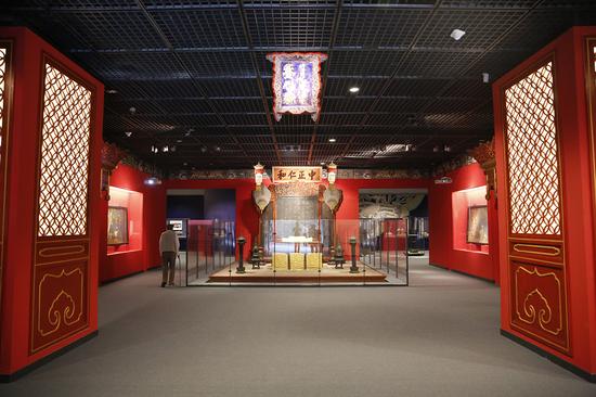 步入展厅，正对中正仁和大殿明间