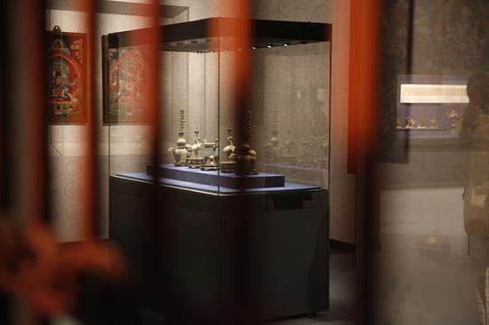 透过窗格看佛堂展出的文物