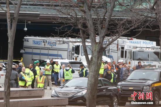 当地时间9月29日上午，美国新泽西霍博肯车站一列通勤火车发生脱轨事故。图为救援人员在火车站外。 中新社记者 廖攀 摄