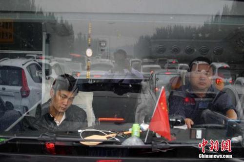 国庆首日：出京108公里开了6小时服务区厕所爆满