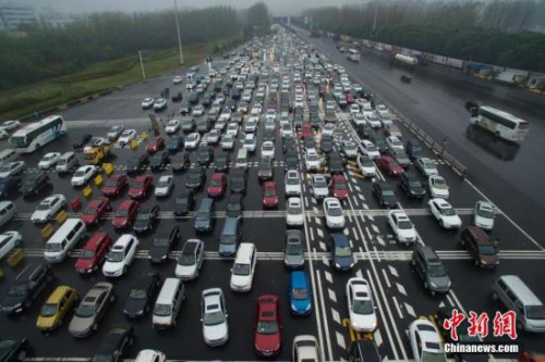 10月1日，大批车辆缓慢经过南京长江二桥高速公路收费站。当日是中国国庆长假首日，大批市民或探亲访友或出游，多地出现出行高峰。<a target='_blank' href='http://www.chinanews.com/'>中新社</a>记者 泱波 摄