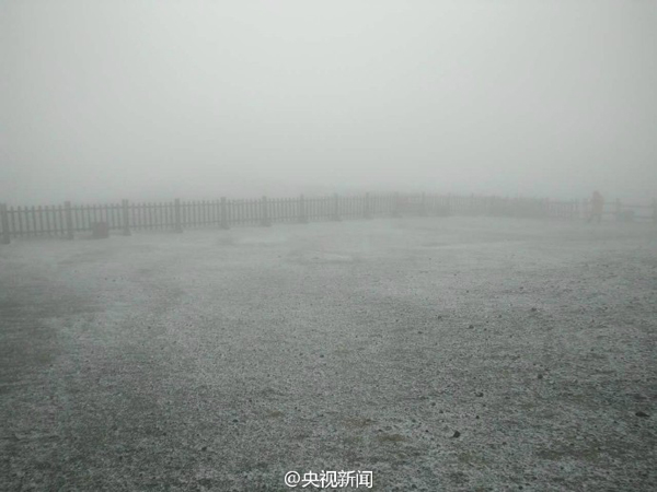 10月3日中午，长白山下起了今年入秋以来的第一场雪，预计今天下午还可能有一个降雪过程。 @央视新闻 图
