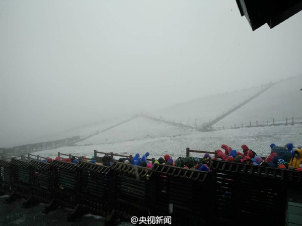 长白山下起今年入秋以来第一场雪，目前景区主峰临时关闭