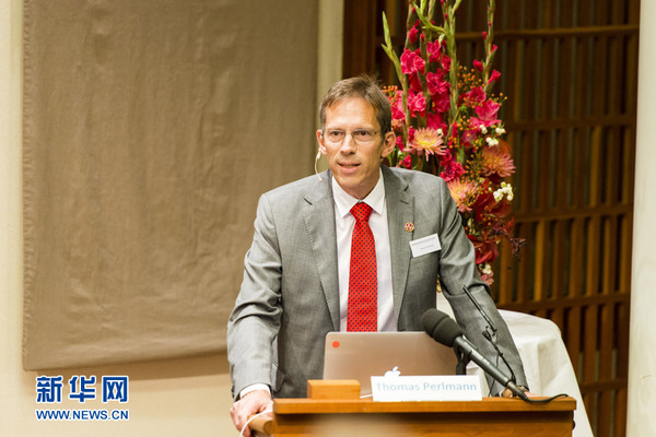 　10月3日，在瑞典斯德哥尔摩，诺贝尔生理学或医学奖评选委员会秘书托马斯·佩尔曼宣布，日本科学家大隅良典获得2016年诺贝尔生理学或医学奖。瑞典卡罗琳医学院3日宣布，日本科学家大隅良典获得2016年诺贝尔生理学或医学奖，以表彰他在细胞自噬机制研究中取得的成就。新华社发（石天晟摄）