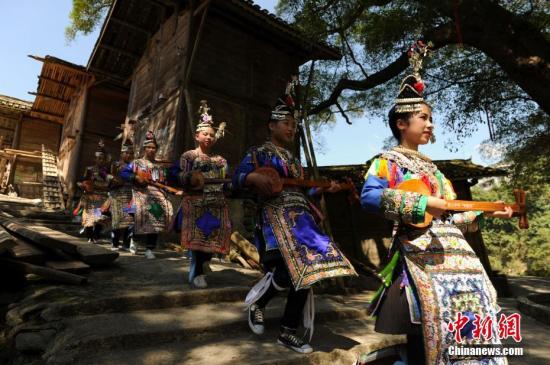 10月3日，乌公侗寨少女身着盛装庆祝烧鱼节。 <a target='_blank' href='http://www.chinanews.com/'>中新社</a>记者 贺俊怡 摄