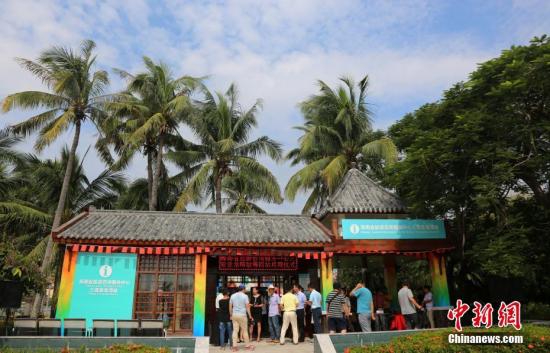 10月1日，海南三亚，海南省旅游咨询服务中心三亚亚龙湾站、三亚吉阳站、三亚春园站、三亚海月广场站正式启用为游客服务。图为掩映在椰林中的海南省旅游咨询服务中心三亚亚龙湾站。<a target='_blank' href='http://www.chinanews.com/'>中新社</a>记者 尹海明 摄