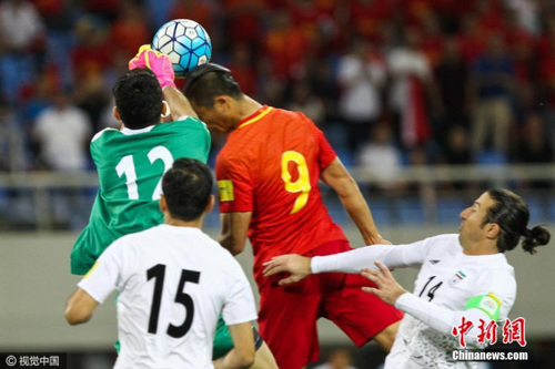 国足在与伊朗和韩国队的两场比赛中表现可圈可点 图片来源:视觉中国 点击进入下一页