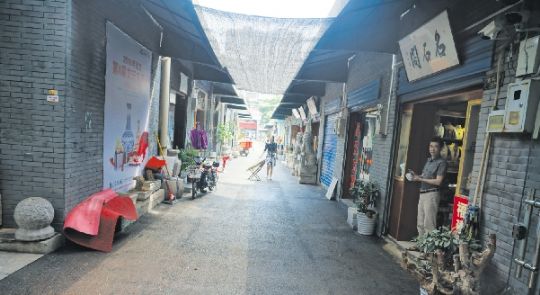 武汉一古玩市场内，顾客寥落，显得颇为冷清。本版图片 本报记者 唐诗云 摄