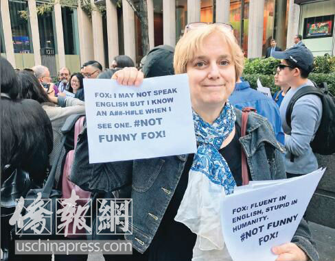 来自John Jay 司法学院的员工Amala Lane 会讲一口流利的中文，她在看到朋友转发的视频后主动加入抗议行列。(美国《侨报》/管黎明 摄)