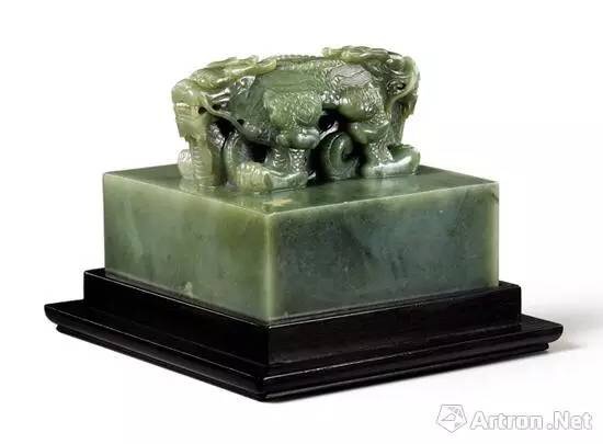 清乾隆 乾隆帝御宝青玉交龙钮方玺印文:《太上皇帝之宝》 成交价:9148万港元 清乾隆 乾隆帝御宝青玉交龙钮方玺印文:《太上皇帝之宝》 成交价:9148万港元