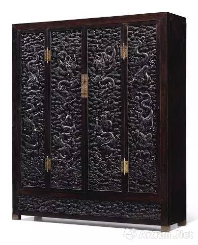 清十八世纪紫檀木雕争珠云龙图大柜估价:3000万—4000万港元 清十八世纪紫檀木雕争珠云龙图大柜估价:3000万—4000万港元