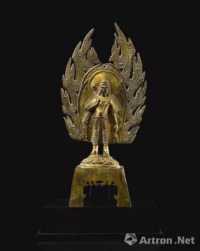 北魏皇兴四年鎏金铜莲华手菩萨立像 成交价:1148万港元 北魏皇兴四年鎏金铜莲华手菩萨立像 成交价:1148万港元