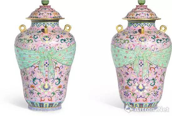 清乾隆粉地粉彩包袱式四系盖罐一对 成交价:4276万港元 清乾隆粉地粉彩包袱式四系盖罐一对 成交价:4276万港元