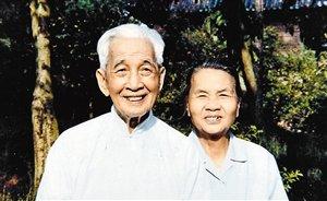 容庚，生于1894年，1983年去世。本名肇庚，字希白，号颂斋，广东东莞人。我国著名的古文字学家、考古学家和收藏家，在篆刻学方面也有很高造诣。图为晚年容庚与夫人。（资料图片）