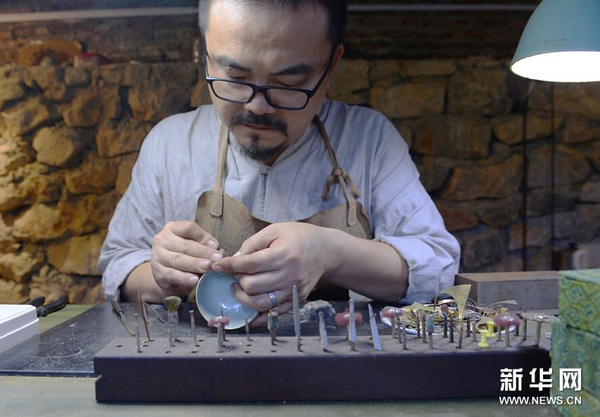 10月3日，曹庆励在工作室内锔瓷。