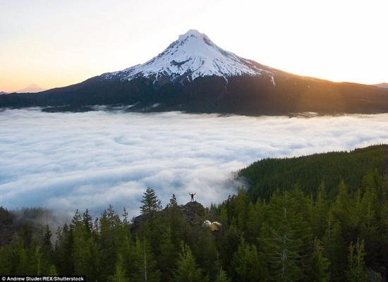 日出，云海，层林，人类在这幅画面中只是一个不易发觉的小点。