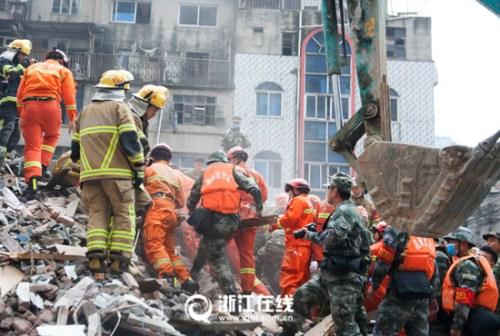 军分区指战员在倒房现场全力救援(浙江日报记者 汪成明)