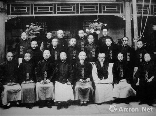 　　附图13、中国画学研究会部分成员合影，周肇祥（前排左五）、金城（前排左三）、萧谦中（前排左二）、刘子久（中排左三）、吴镜?。ㄖ信庞胰⒐芷胶ㄖ信庞乙唬?、胡佩衡（中排右二）、马晋（后排左二）