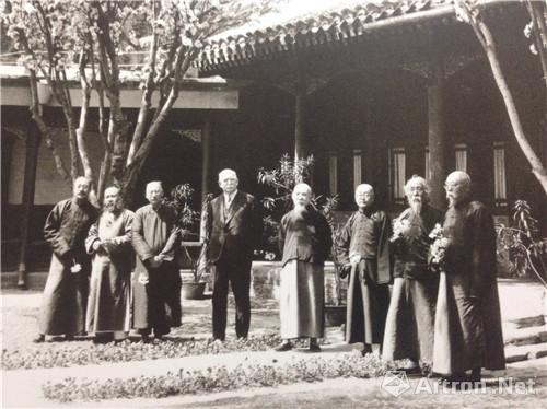 　　附图14、1938年，周肇祥（右三）与张大千（左二）等名流在北平故宫合影（左起：于非闇、张大千、黄宾虹、福开森、钱桐、周肇祥、徐世昌、江朝宗）