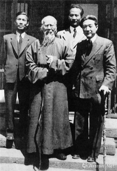 附图17、齐白石（前排左一）、徐悲鸿（前排左二）、吴作人（后排右二）、李桦（后排左一）合影