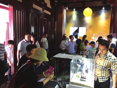 个人玉雕艺术展在寒山寺与游客见面。 