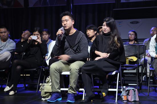 东方艺术大家杂志副主编王宗亮(左)
  空艺术新媒体总监朱凡(右)