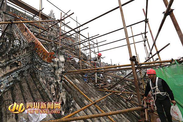 修缮风化的正脊 修缮风化的正脊