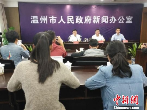 温州房屋倒塌新闻发布会?！≌乓?摄