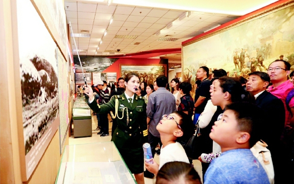 国庆假期，近6万人次参观了“英雄史诗 不朽丰碑———纪念中国工农红军长征胜利80周年主题展览”，图为解说员在为参观者讲解。 新华社发