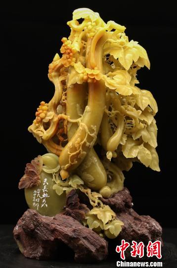 《天长地久》 青田石雕局提供 摄 《天长地久》 青田石雕局提供 摄