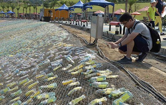 覆盖山坡的塑料瓶《星空》