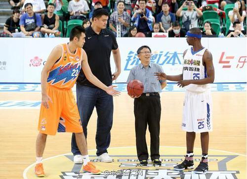 其他球员都站一起，这种状况也没有更好。